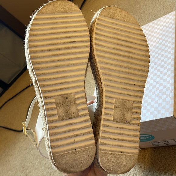 Soda Clips Flatform Sandal - Picture 6 of 8